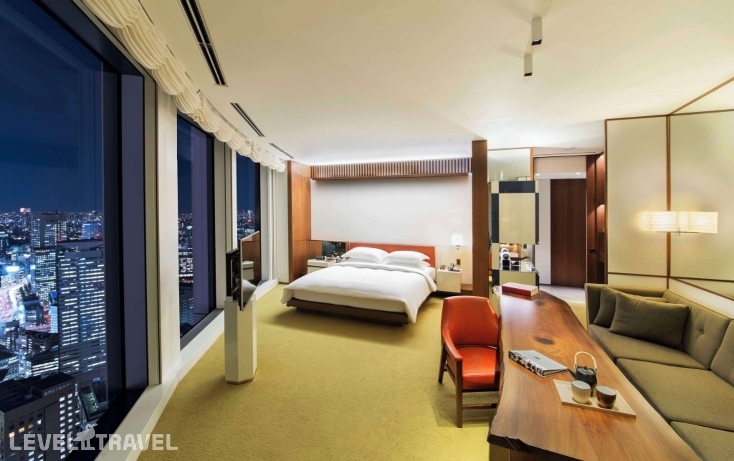 фотографии номера Двухместный номер Deluxe with tower view двуспальная кровать отеля Andaz Tokyo Toranomon Hills - A Concept By Hyatt в Япония(Токио) - фото №1