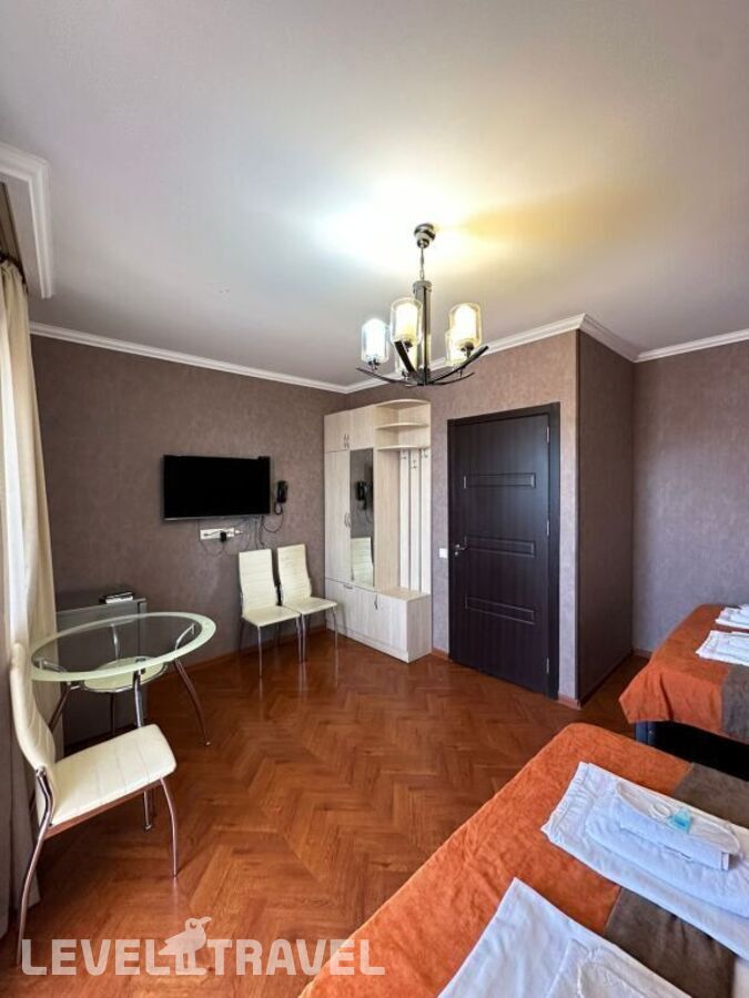 фотографии номера Четырёхместный номер Deluxe с балконом и с видом на город отеля Piano Hotel в Грузия(Тбилиси) - фото №3