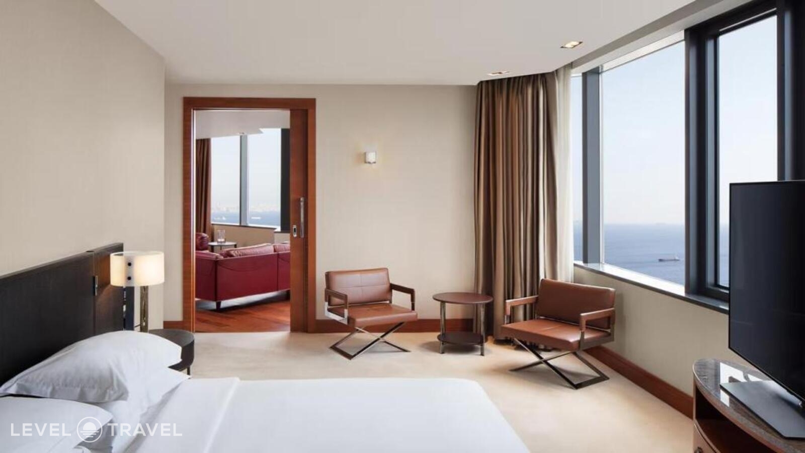 фотографии номера Двухместный клубный люкс Sheraton с видом на море двуспальная кровать отеля Sheraton Istanbul Atakoy Hotel в Турция(Бакыркёй) - фото №1