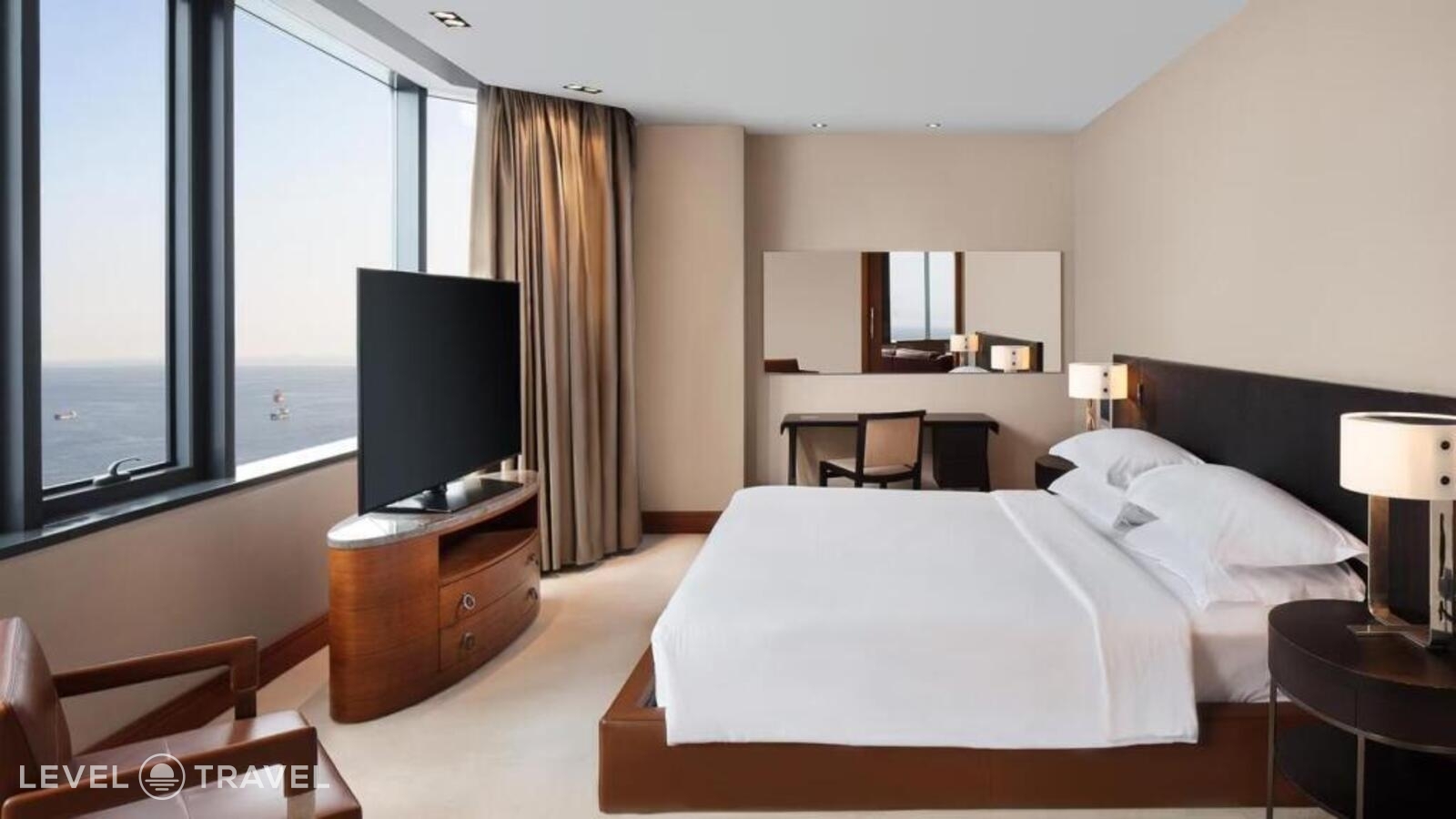фотографии номера Двухместный клубный люкс Sheraton с видом на море двуспальная кровать отеля Sheraton Istanbul Atakoy Hotel в Турция(Бакыркёй) - фото №6