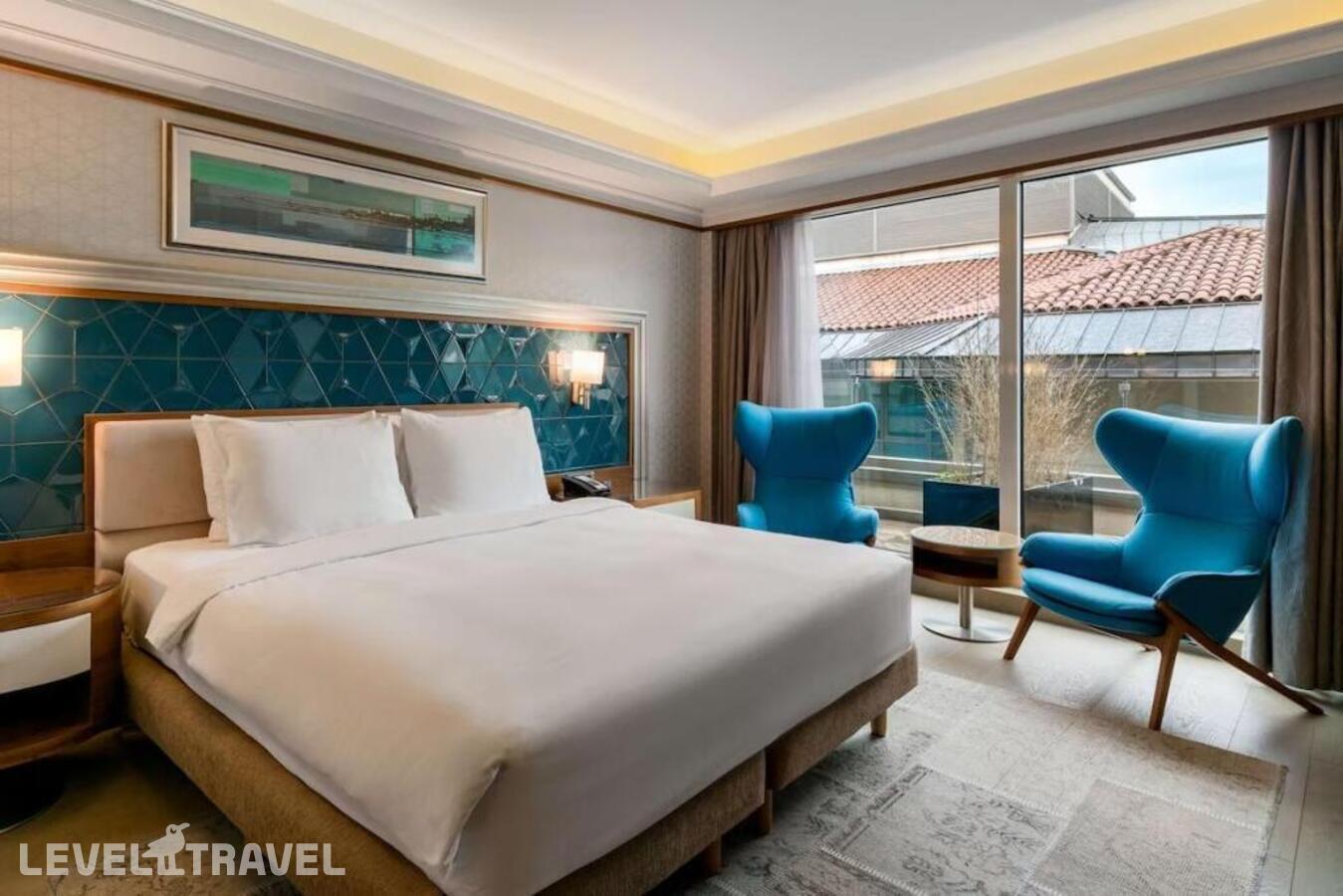 фотографии номера Двухместные апартаменты with Terrace Superior двуспальная кровать отеля Radisson Blu Bosphorus Hotel, Istanbul в Турция(Бешикташ) - фото №1