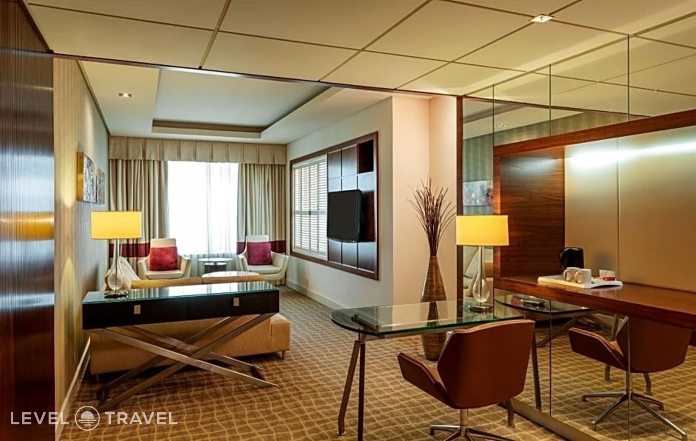 фотографии номера Люкс Гранд отеля Majestic Premier Hotel (Ex. Four Points By Sheraton Bur Dubai) в ОАЭ(Бар Дубай) - фото №16