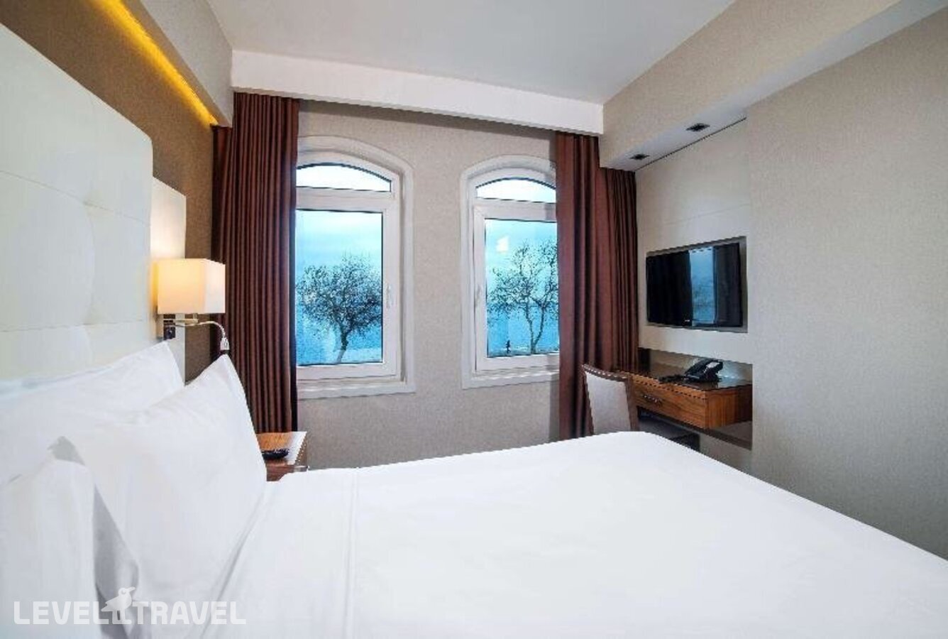 фотографии номера Улучшенный с балконом отеля Radisson Hotel Istanbul Sultanahmet (Ex. Best Western Citadel Hotel) в Турция(Фатих) - фото №2