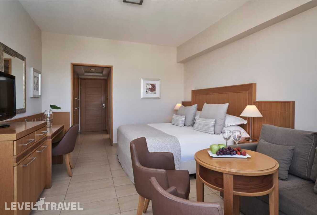 фотографии номера Семейный номер Standard с видом на внутреннюю территорию отеля Atlantica Oasis в Кипр(Потамос Гермасойя) - фото №1
