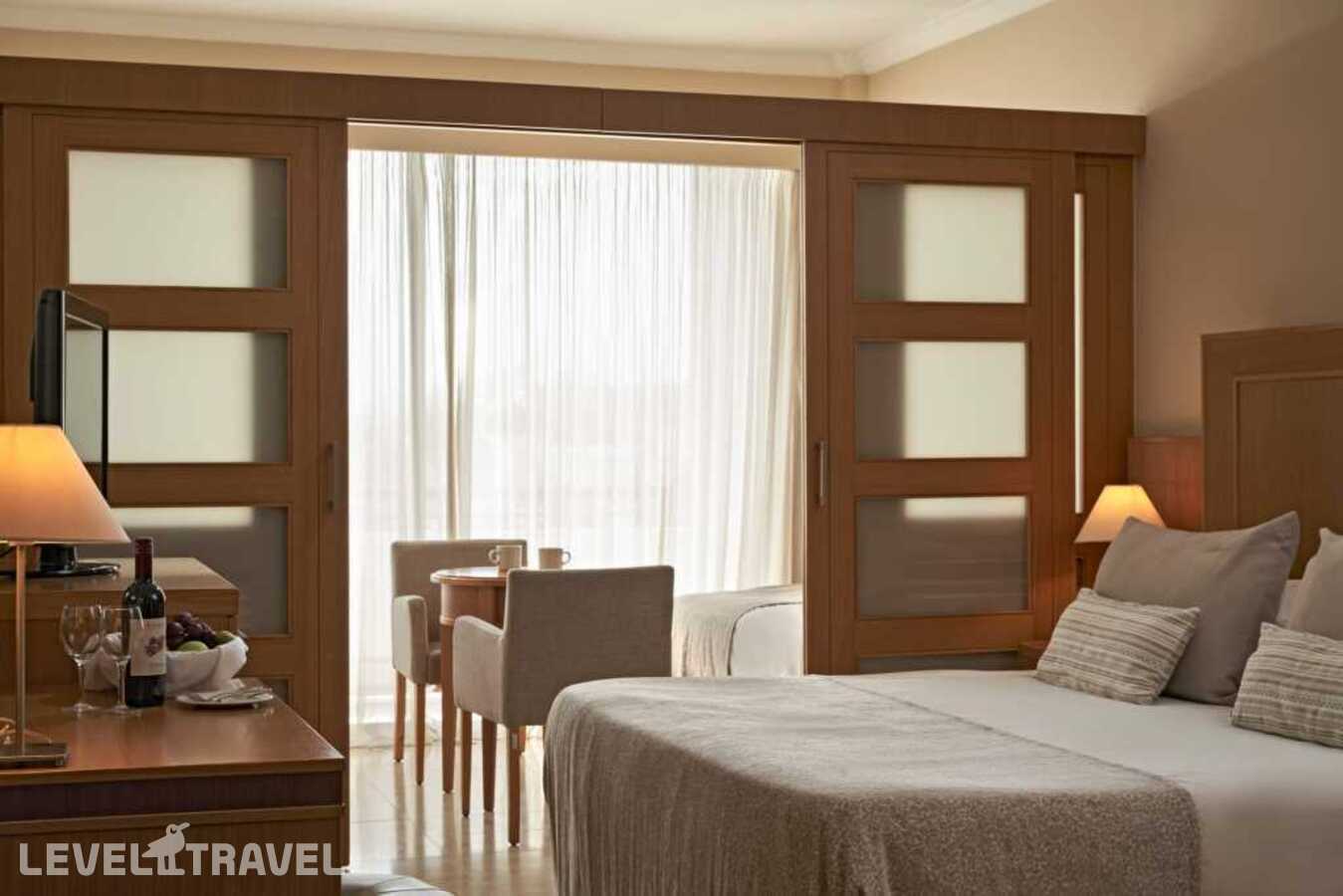 фотографии номера Семейный номер Standard с видом на внутреннюю территорию отеля Atlantica Oasis в Кипр(Потамос Гермасойя) - фото №2