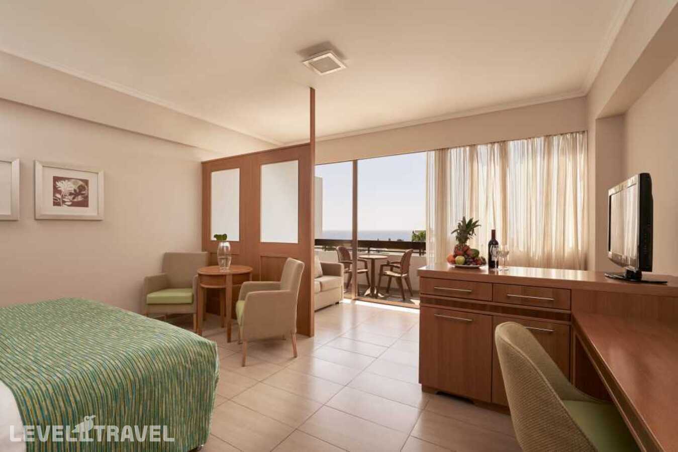 фотографии номера Полулюкс с видом на внутреннюю территорию отеля Atlantica Oasis в Кипр(Потамос Гермасойя) - фото №1