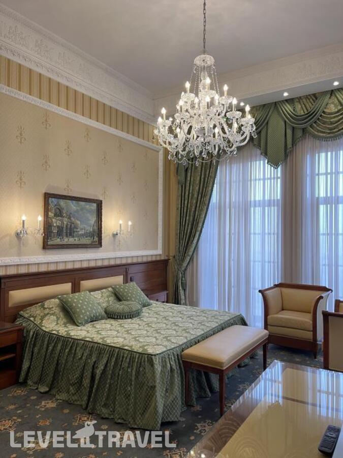 фотографии номера Двухместный номер Deluxe с 2 комнатами с видом на город двуспальная кровать отеля Отель Атон в Россия(Краснодар) - фото №2