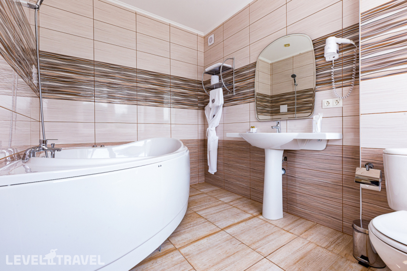 фотографии номера Трёхместный номер Comfort с видом на город отеля Отель Сибирский Сафари Клуб в Россия(Красноярск) - фото №7