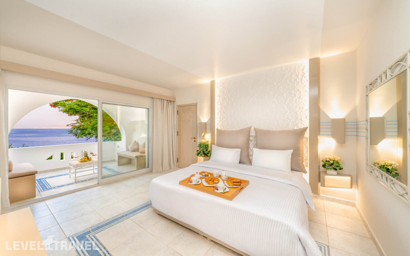 фотографии номера Делюкс с фронтальным видом на пляж отеля Domina Coral Bay Aquamarine Beach в Египет(Корал Бэй) - фото №3
