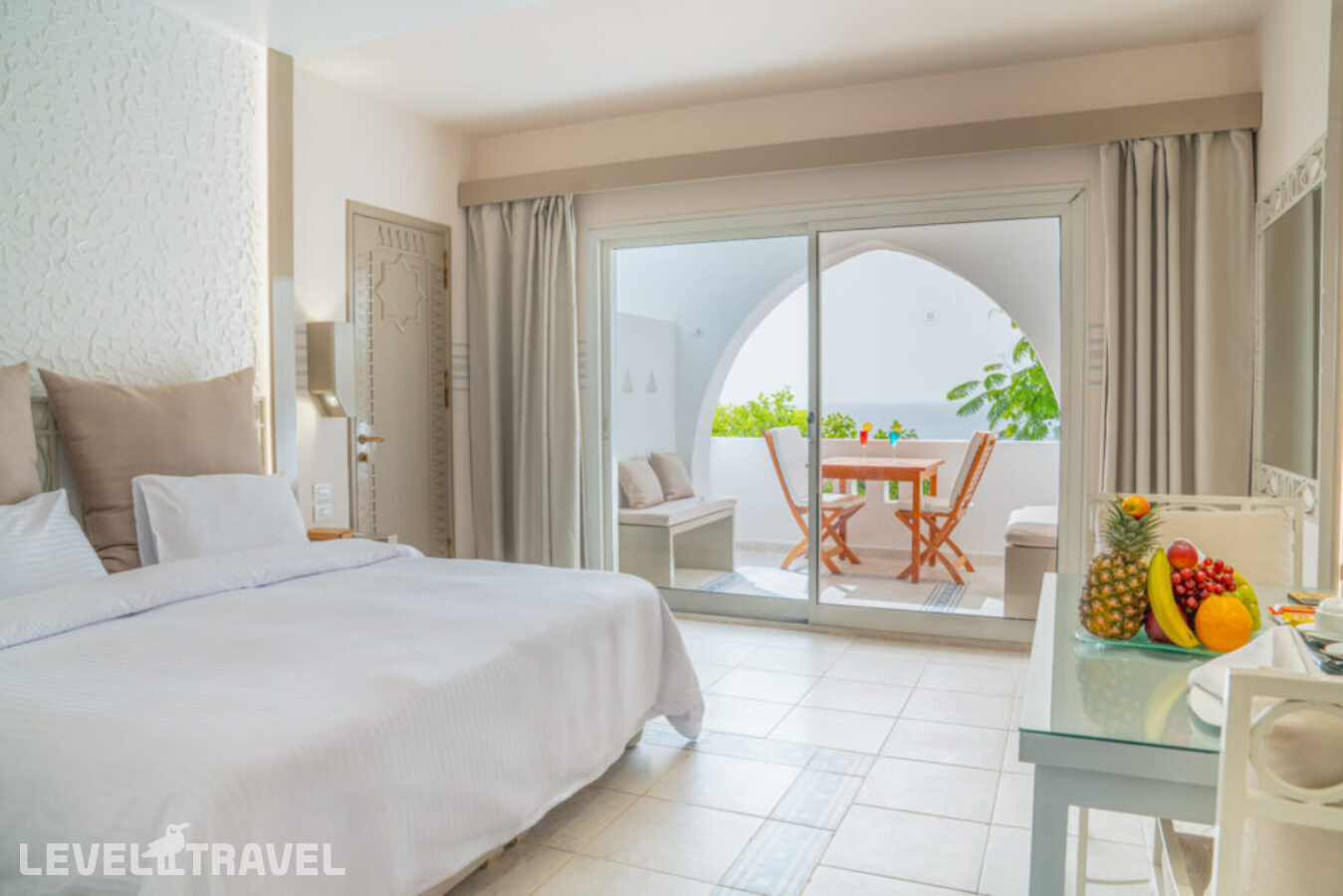 фотографии номера Делюкс с фронтальным видом на пляж отеля Domina Coral Bay Aquamarine Beach в Египет(Корал Бэй) - фото №5