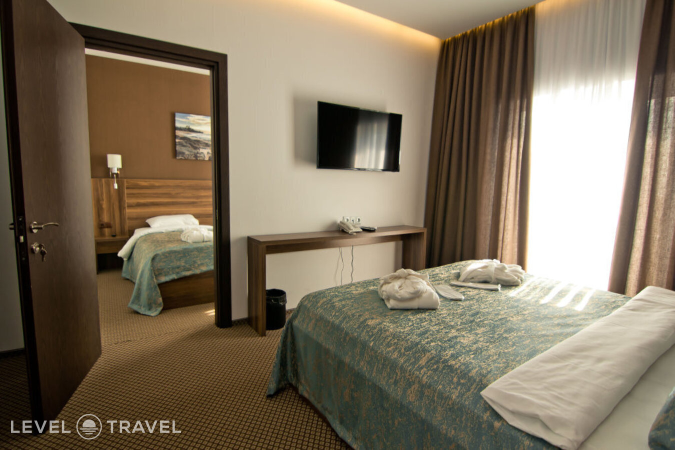 фотографии номера Семейный номер Standard с балконом и с видом на море отеля Sky Inn Batumi в Грузия(Батуми) - фото №16