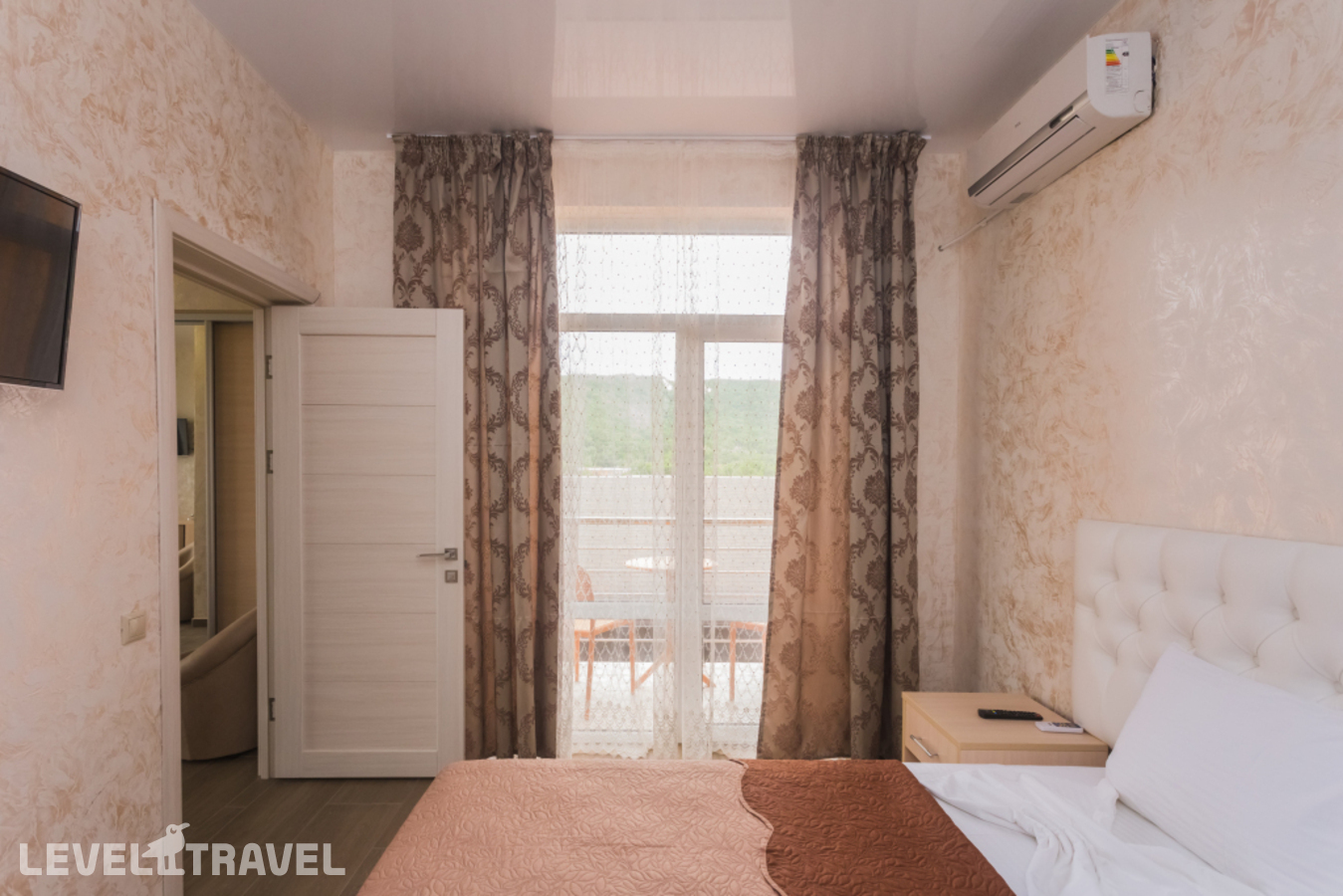 фотографии номера Люкс Premium с 2 комнатами с балконом и с видом на море отеля Golden Sunrise Hotel в Россия(Лермонтово) - фото №8