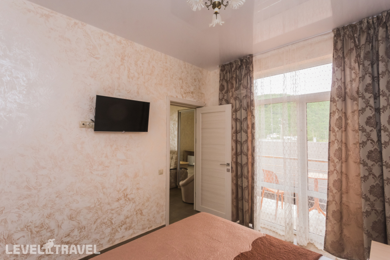 фотографии номера Люкс Premium с 2 комнатами с балконом и с видом на море отеля Golden Sunrise Hotel в Россия(Лермонтово) - фото №9
