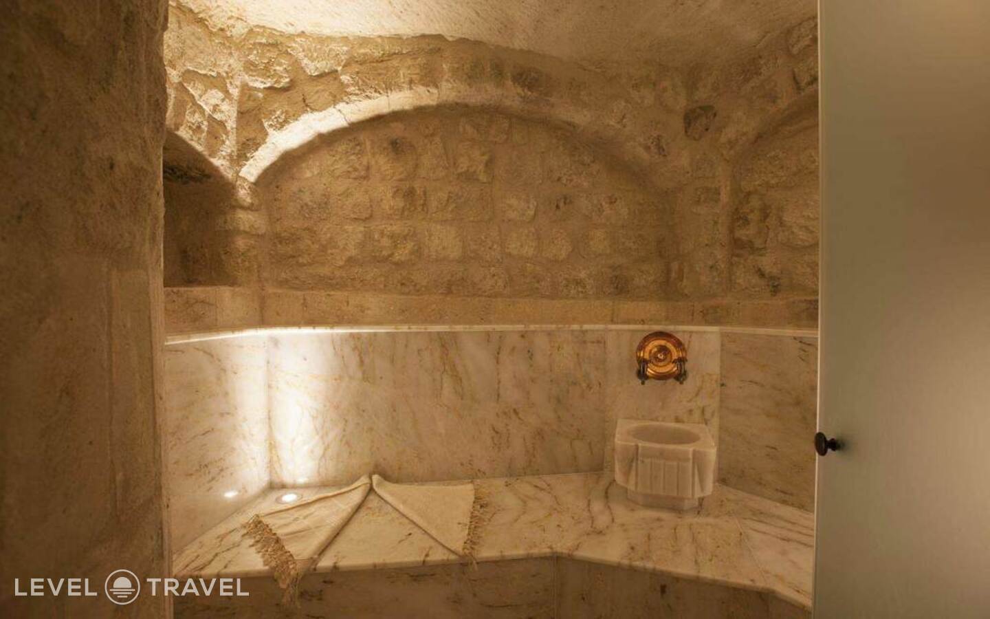 фотографии номера Двухместный люкс Glorious Cave двуспальная кровать отеля Kayakapi Premium Caves Cappadocia Hotel в Турция(Ургюп) - фото №9
