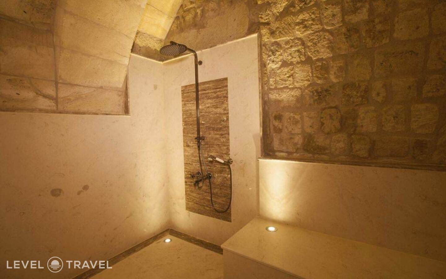 фотографии номера Двухместный люкс Majestic Cave двуспальная кровать отеля Kayakapi Premium Caves Cappadocia Hotel в Турция(Ургюп) - фото №17