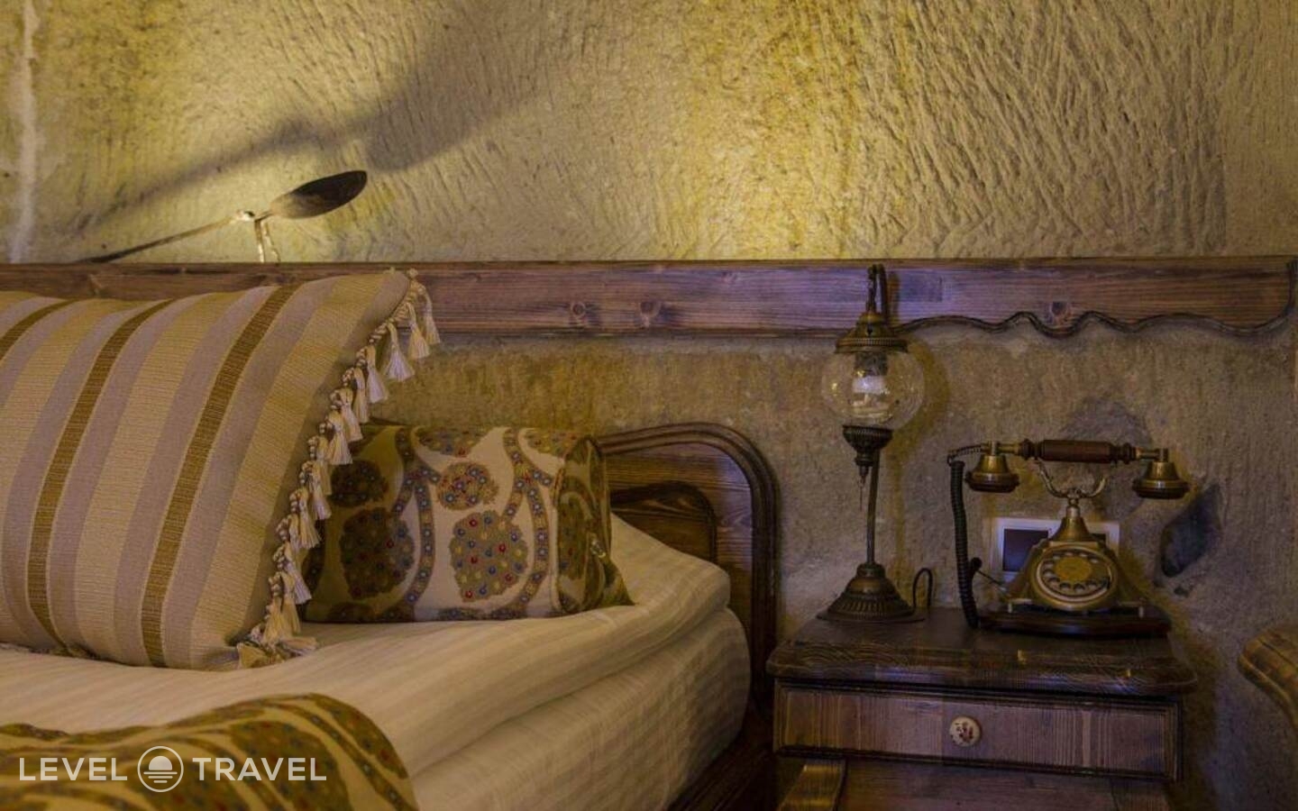 фотографии номера Двухместный люкс Majestic Cave двуспальная кровать отеля Kayakapi Premium Caves Cappadocia Hotel в Турция(Ургюп) - фото №7