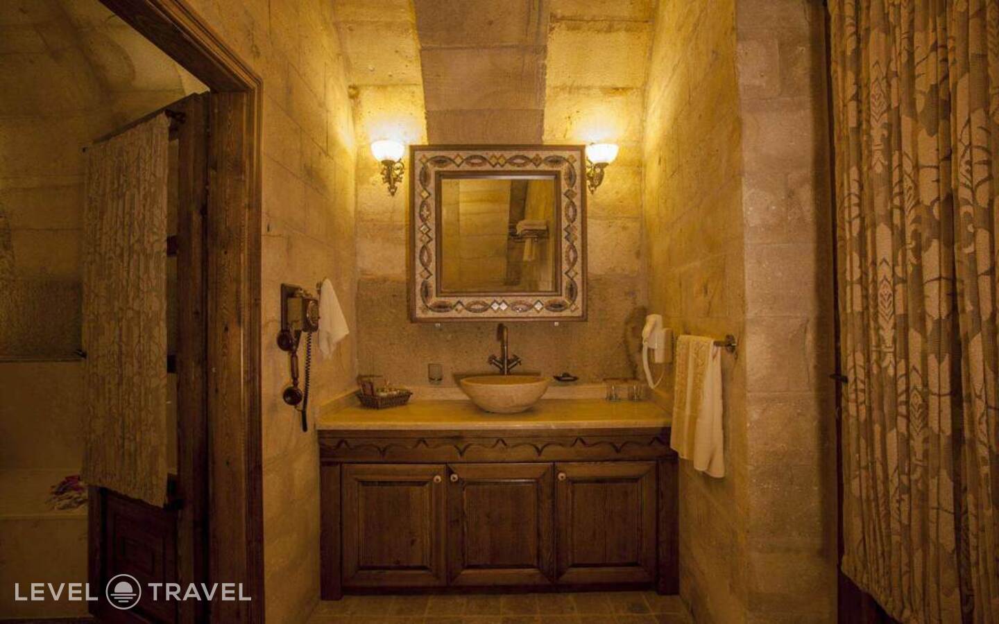 фотографии номера Двухместный люкс Majestic Cave двуспальная кровать отеля Kayakapi Premium Caves Cappadocia Hotel в Турция(Ургюп) - фото №15
