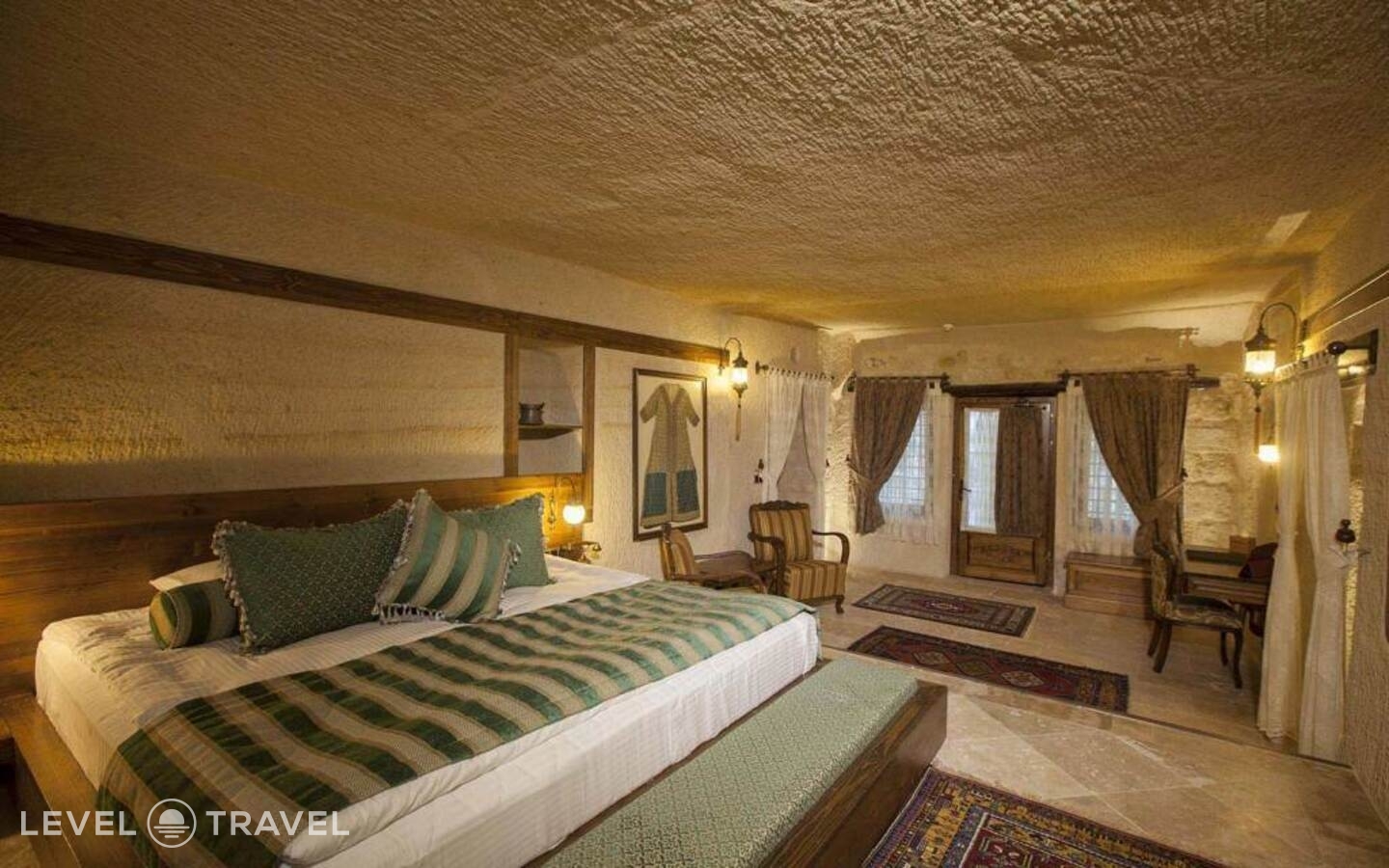 фотографии номера Двухместный люкс Majestic Cave двуспальная кровать отеля Kayakapi Premium Caves Cappadocia Hotel в Турция(Ургюп) - фото №1