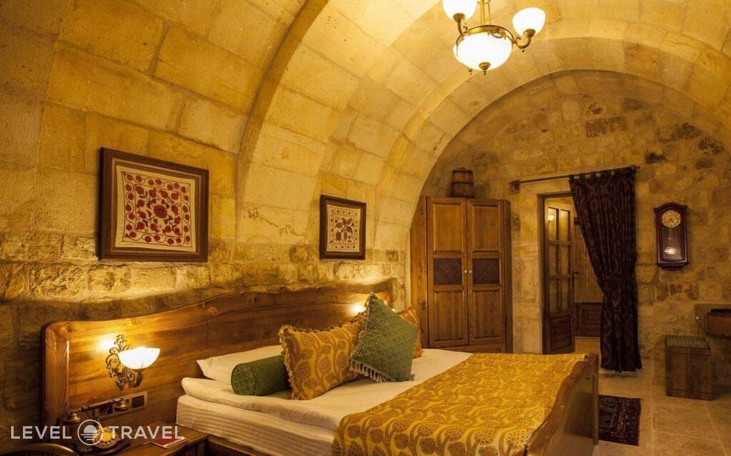 фотографии номера Двухместный люкс Majestic Cave двуспальная кровать отеля Kayakapi Premium Caves Cappadocia Hotel в Турция(Ургюп) - фото №4
