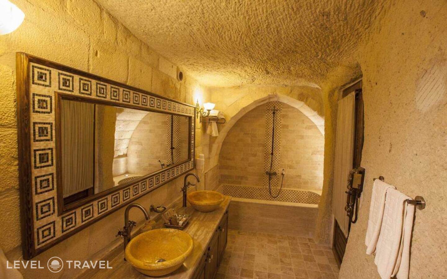 фотографии номера Двухместный люкс Majestic Cave двуспальная кровать отеля Kayakapi Premium Caves Cappadocia Hotel в Турция(Ургюп) - фото №16