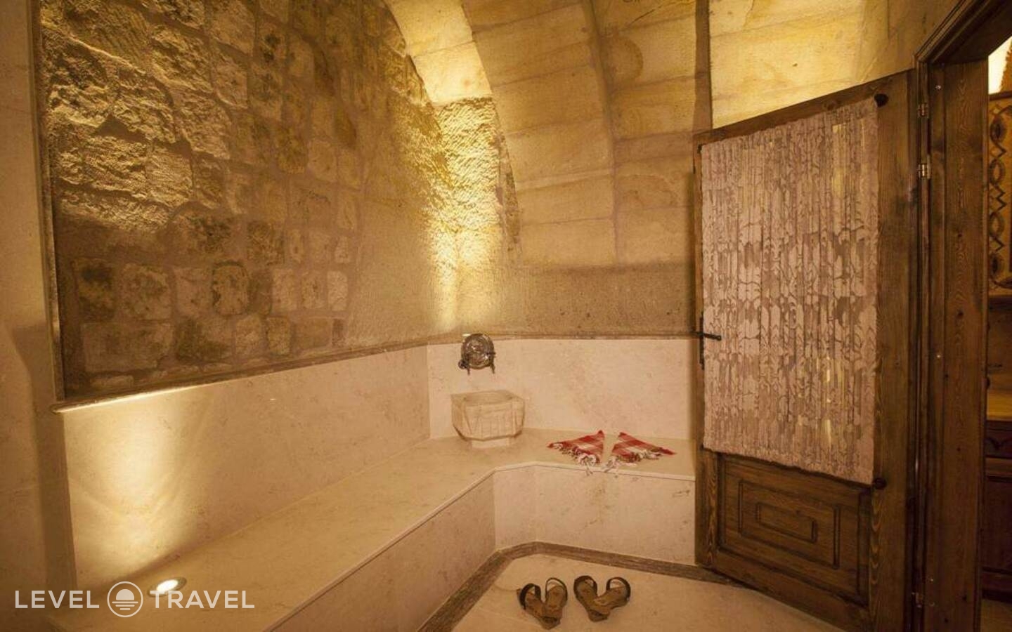 фотографии номера Двухместный люкс Majestic Cave двуспальная кровать отеля Kayakapi Premium Caves Cappadocia Hotel в Турция(Ургюп) - фото №20
