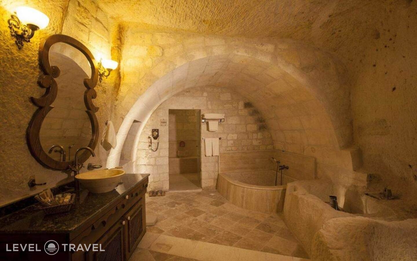 фотографии номера Двухместный люкс Majestic Cave двуспальная кровать отеля Kayakapi Premium Caves Cappadocia Hotel в Турция(Ургюп) - фото №19