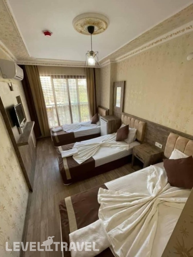 фотографии номера Трёхместный номер отеля Ozgur Hotel в Турция(Анталья - Центр) - фото №3
