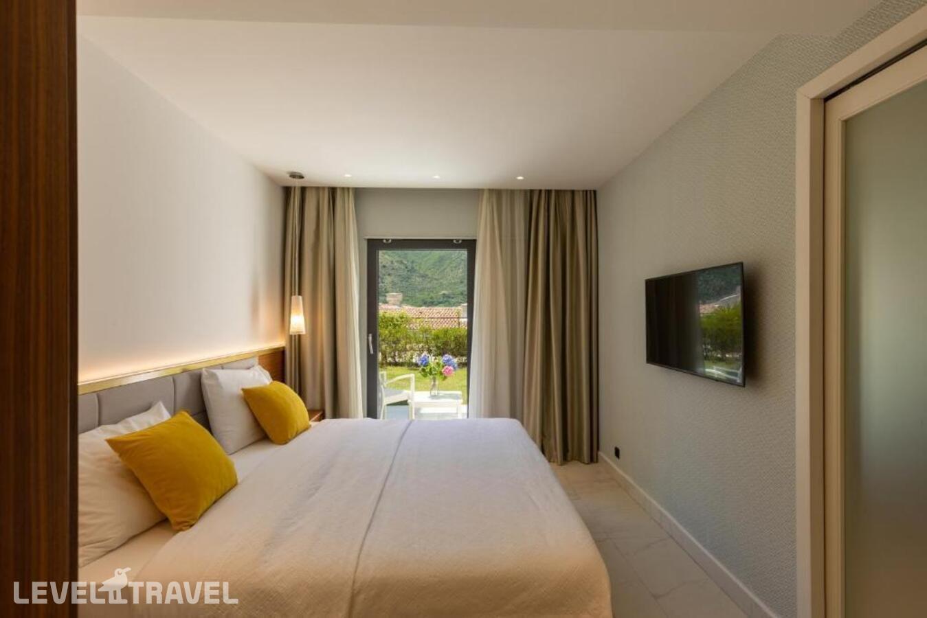 фотографии номера Премиум с видом на сад отеля Huma Kotor Bay (Ex.Allure Palazzi Kotor Bay) в Черногория(Котор) - фото №1