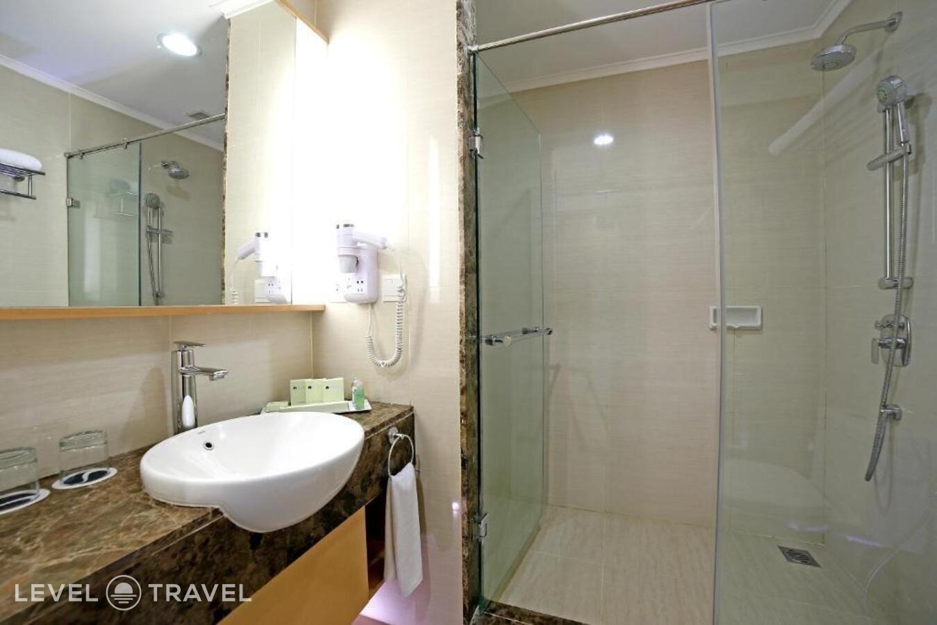 фотографии номера Улучшенный номер отеля All Sedayu Hotel Kelapa Gading - Chse Certified в Индонезия(Джакарта) - фото №3