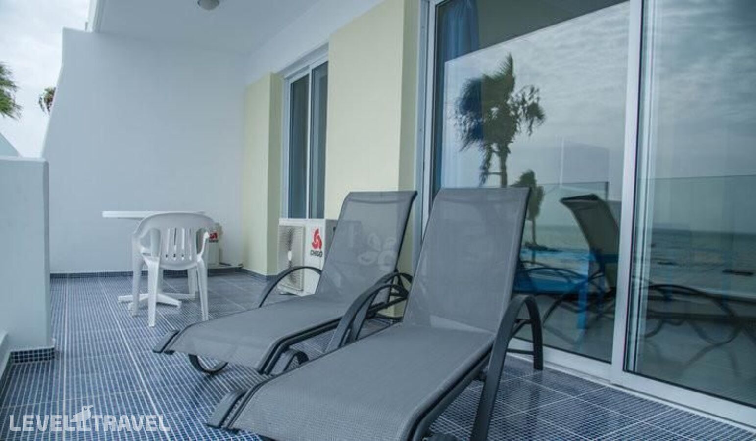 фотографии номера Номер Superior с 2 комнатами seafront отеля Paphinia Seaview Apartments в Кипр(Пафос) - фото №4