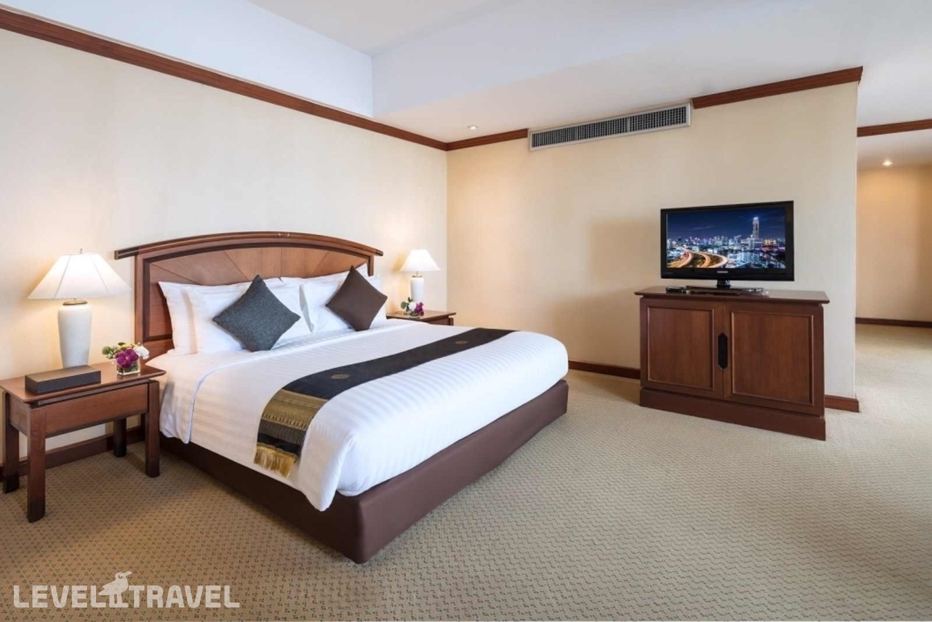 фотографии номера Двухместный люкс Sky Zone Superior двуспальная кровать отеля Baiyoke Sky Hotel в Таиланд(Бангкок) - фото №1