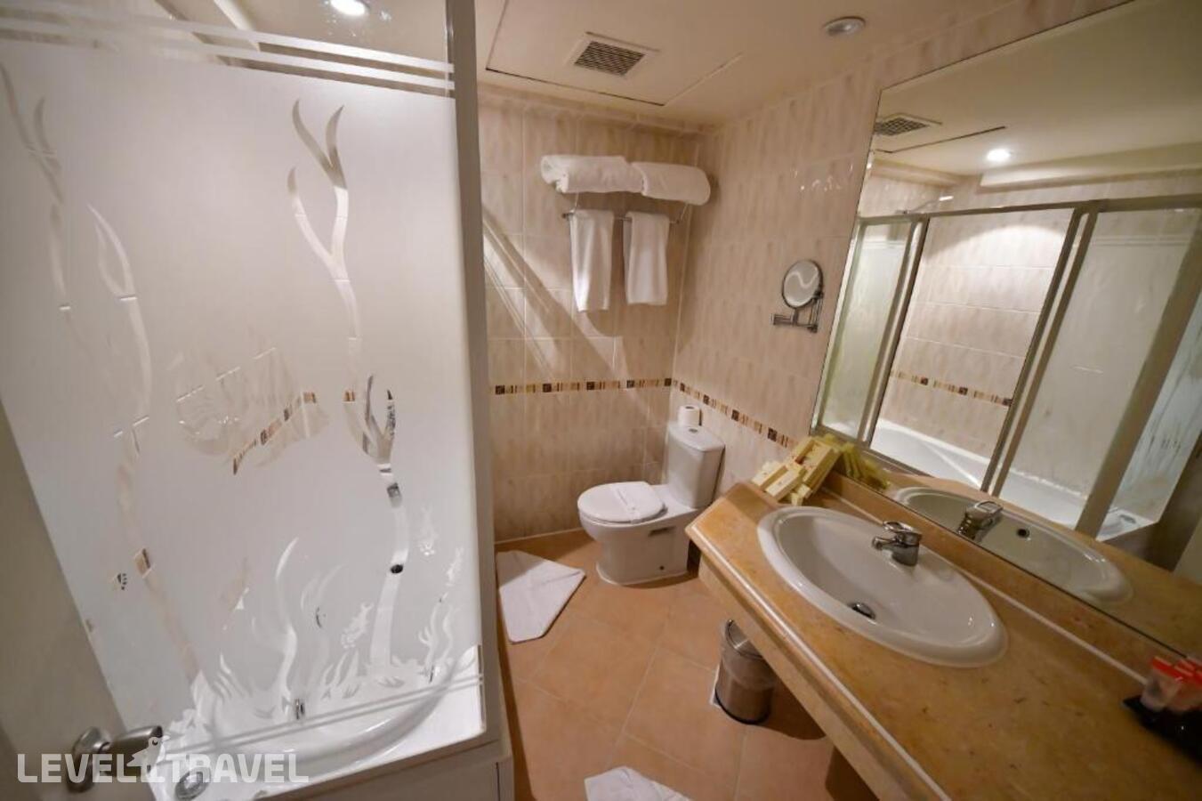 Трехместный улучшенный с видом на бассейн — фото 4