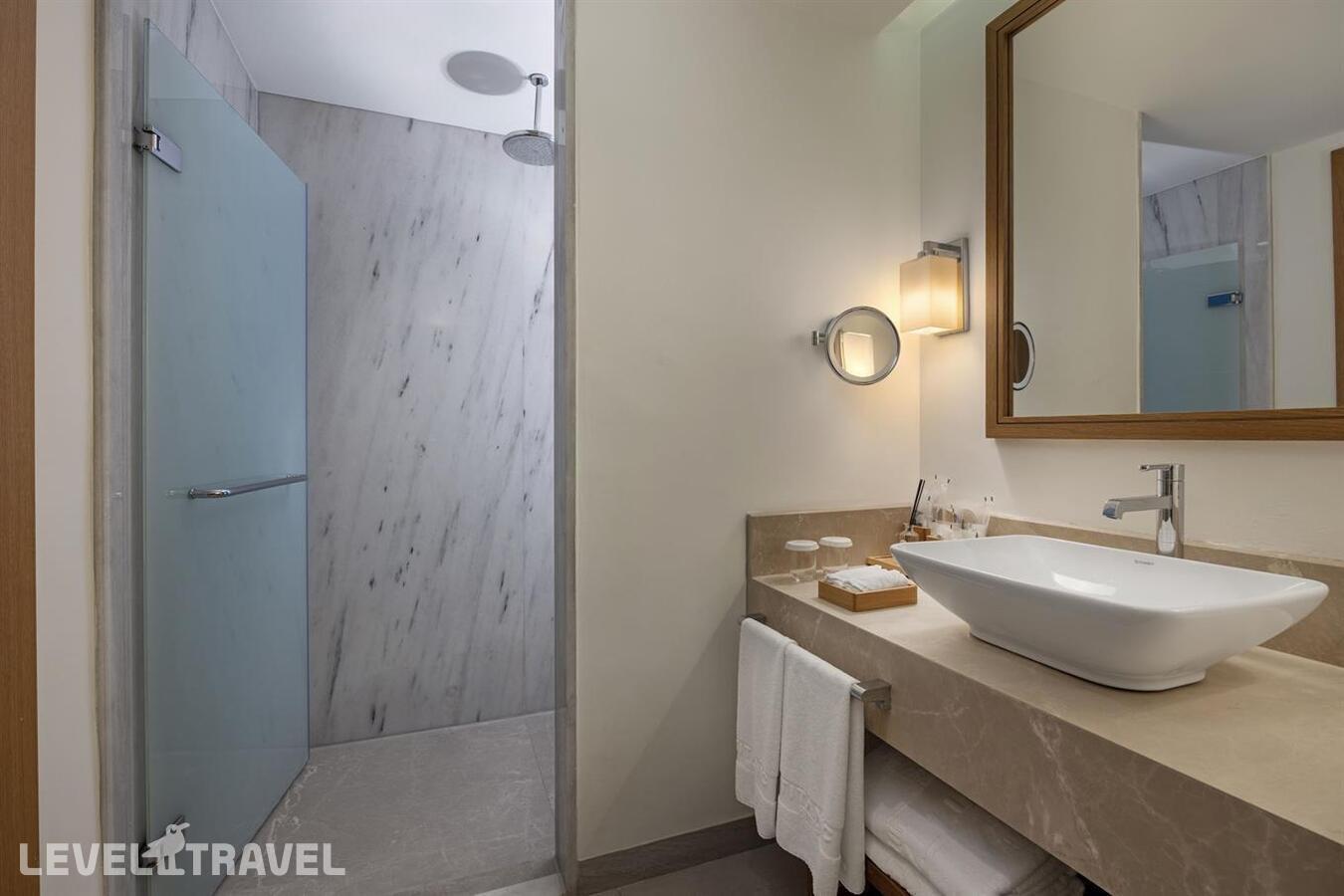 фотографии номера Стандартный с видом на окрестности отеля Titanic Luxury Collection Bodrum (Ex. Titanic Deluxe Bodrum) в Турция(Гюверджинлик) - фото №4