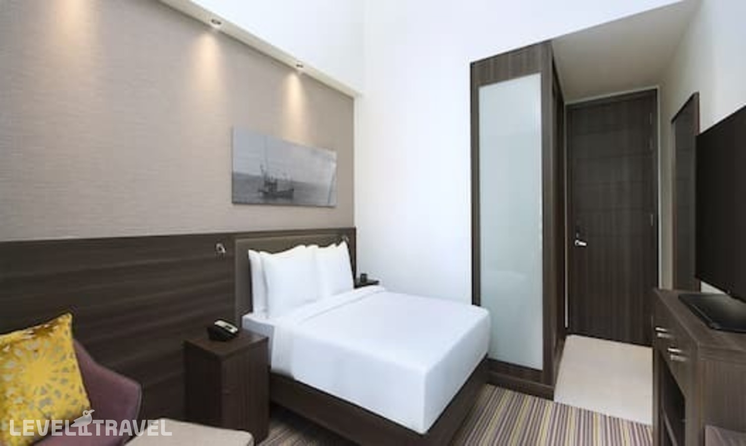 фотографии номера Номер для курящих (двуспальная кровать и диван) отеля Hampton By Hilton Dubai Airport в ОАЭ(Дейра) - фото №1