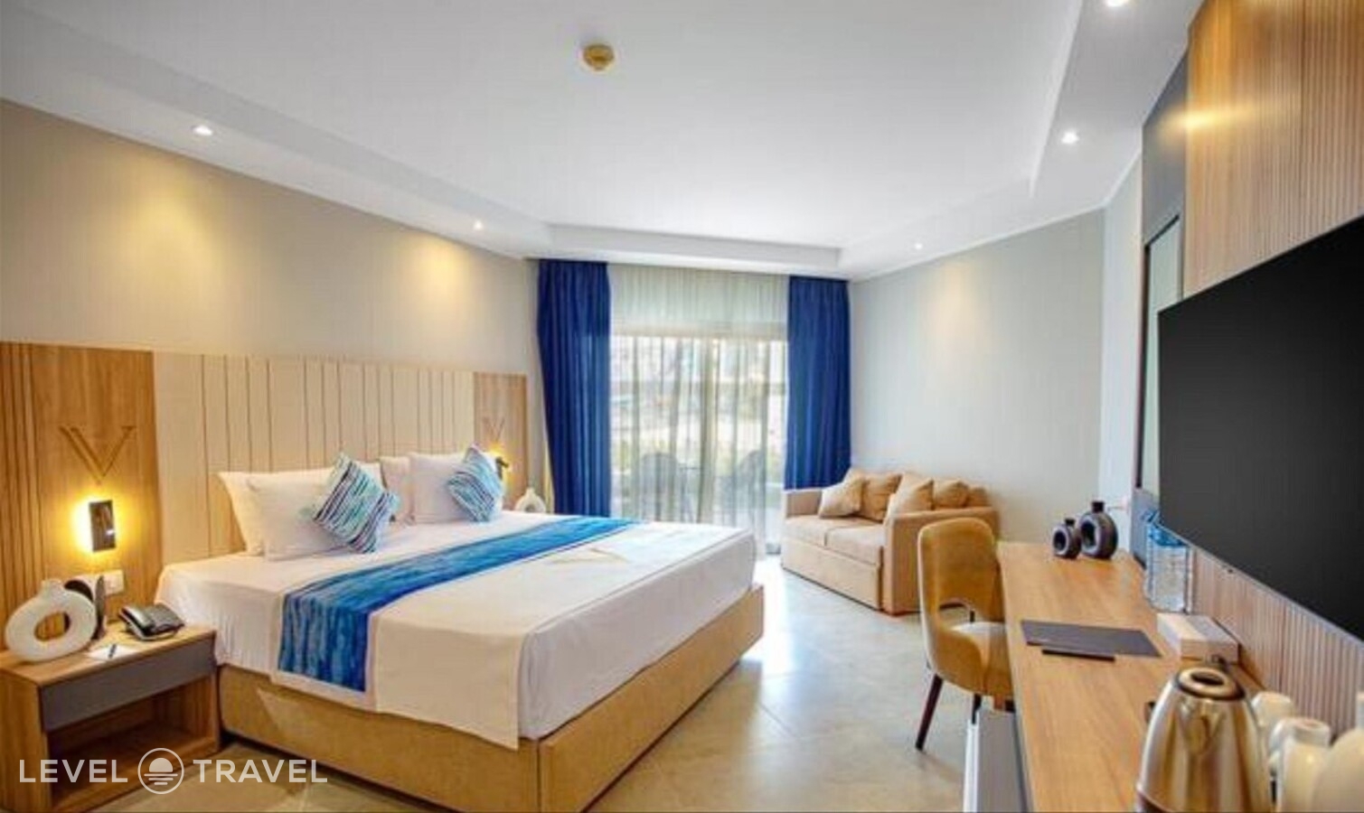 фотографии номера Делюкс с видом на бассейн или боковым видом на море отеля The V Luxury Resort в Египет(Сахл Хашиш) - фото №1