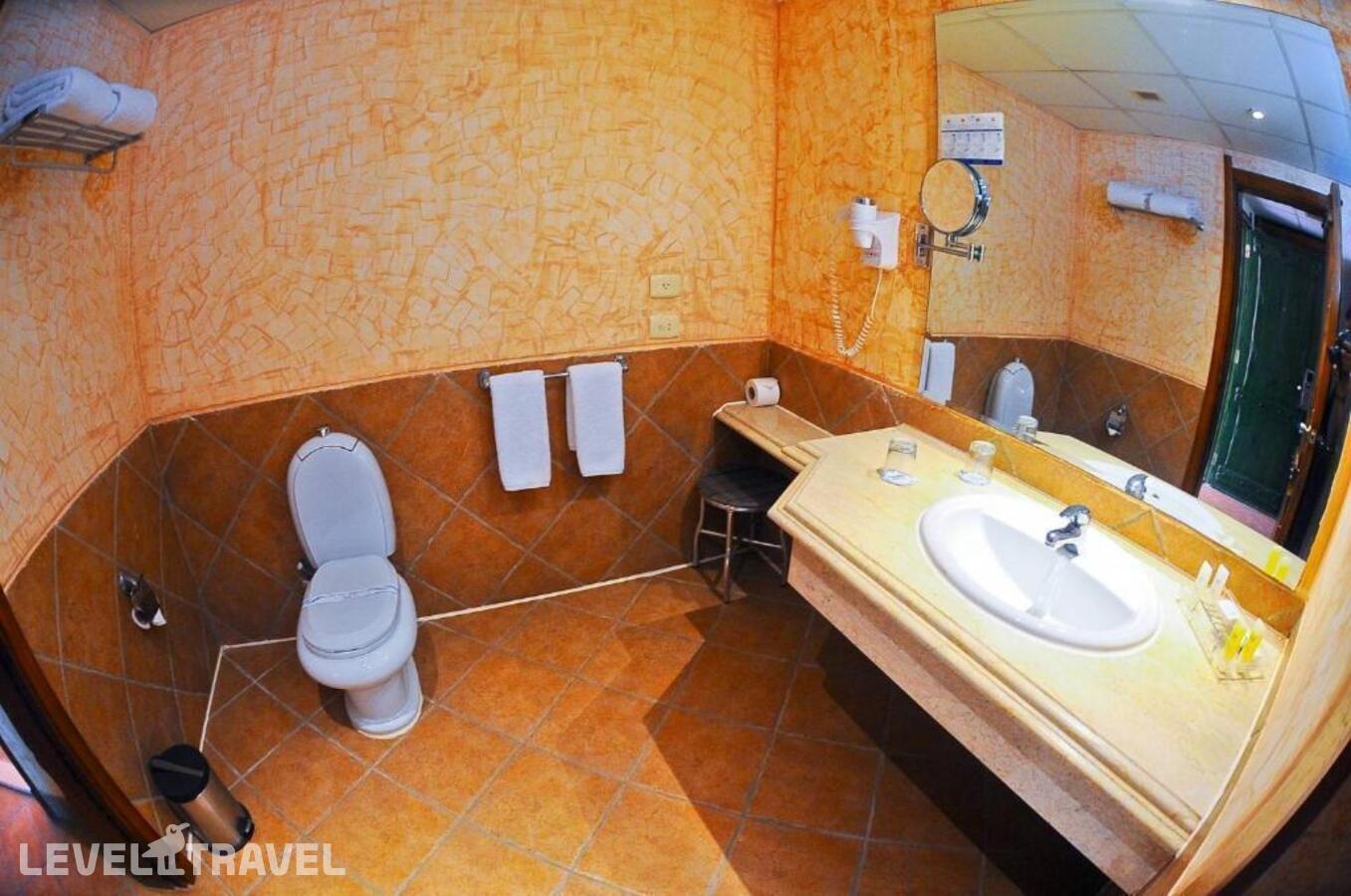 Стандартный с видом на бассейн (две односпальные кровати) — фото 2