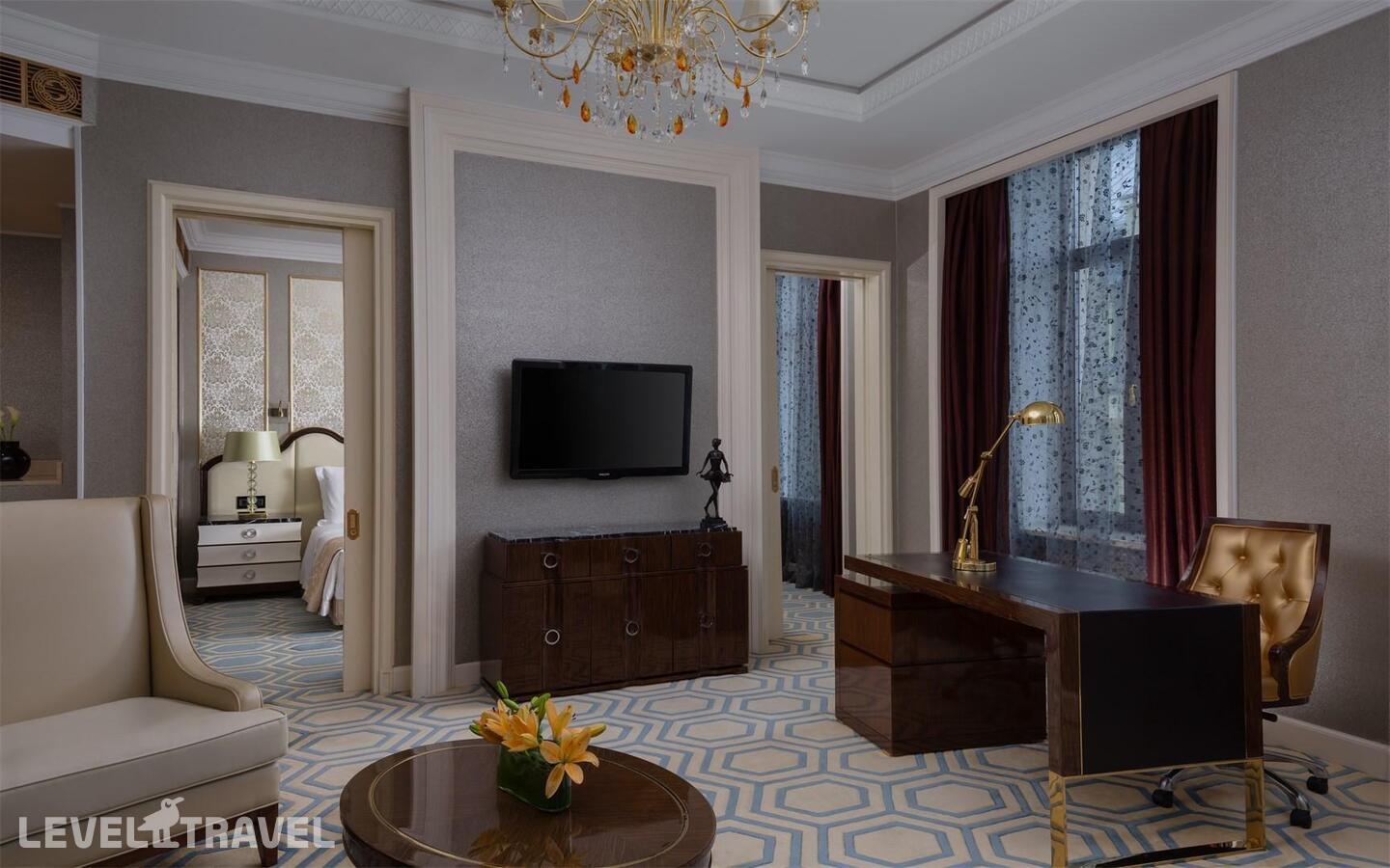 фотографии номера Номер люкс St. Regis отеля The St. Regis Moscow Nikolskaya Hotel в Россия(Центральный административный округ (ЦАО)) - фото №3