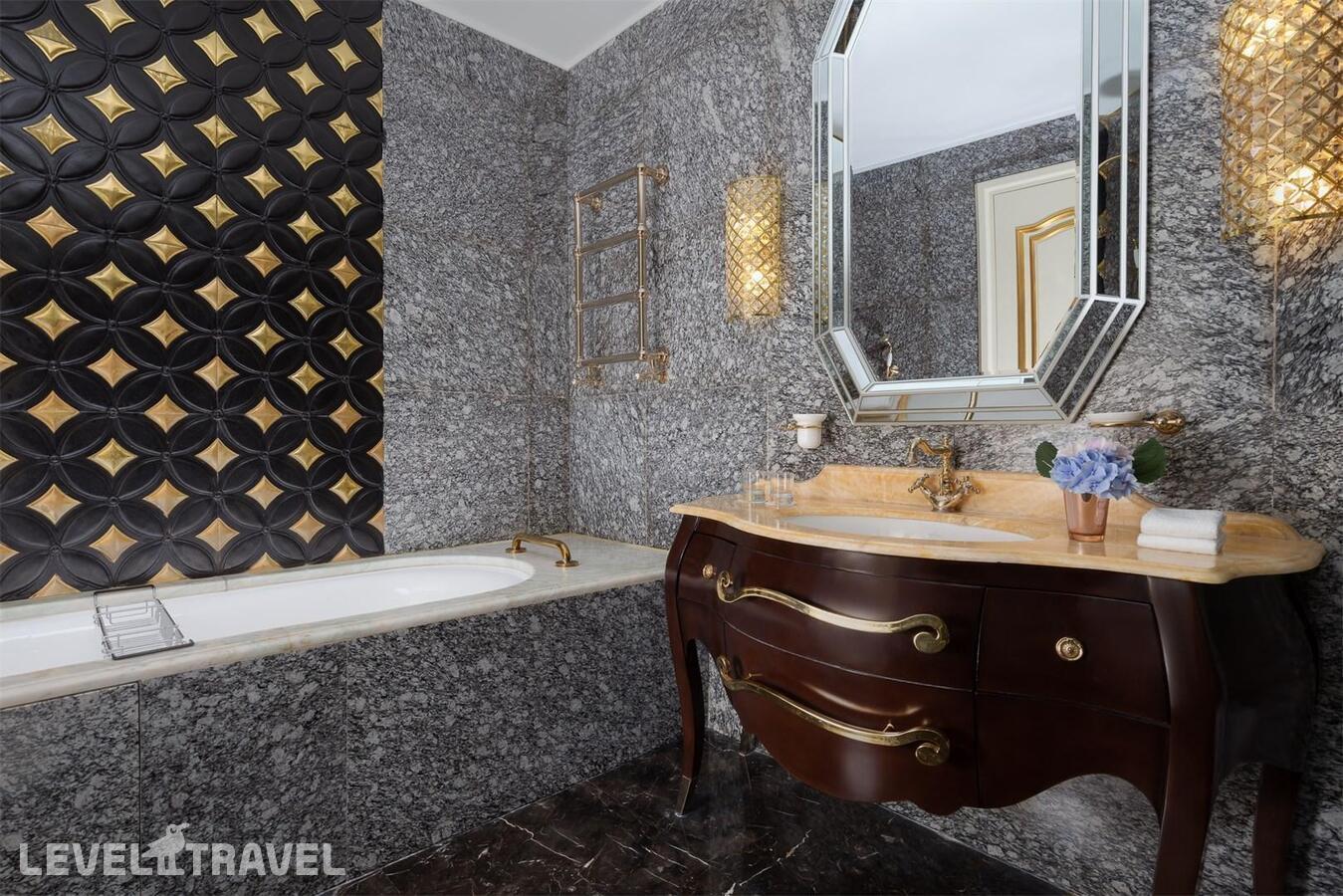 фотографии номера Номер люкс Astor отеля The St. Regis Moscow Nikolskaya Hotel в Россия(Центральный административный округ (ЦАО)) - фото №4