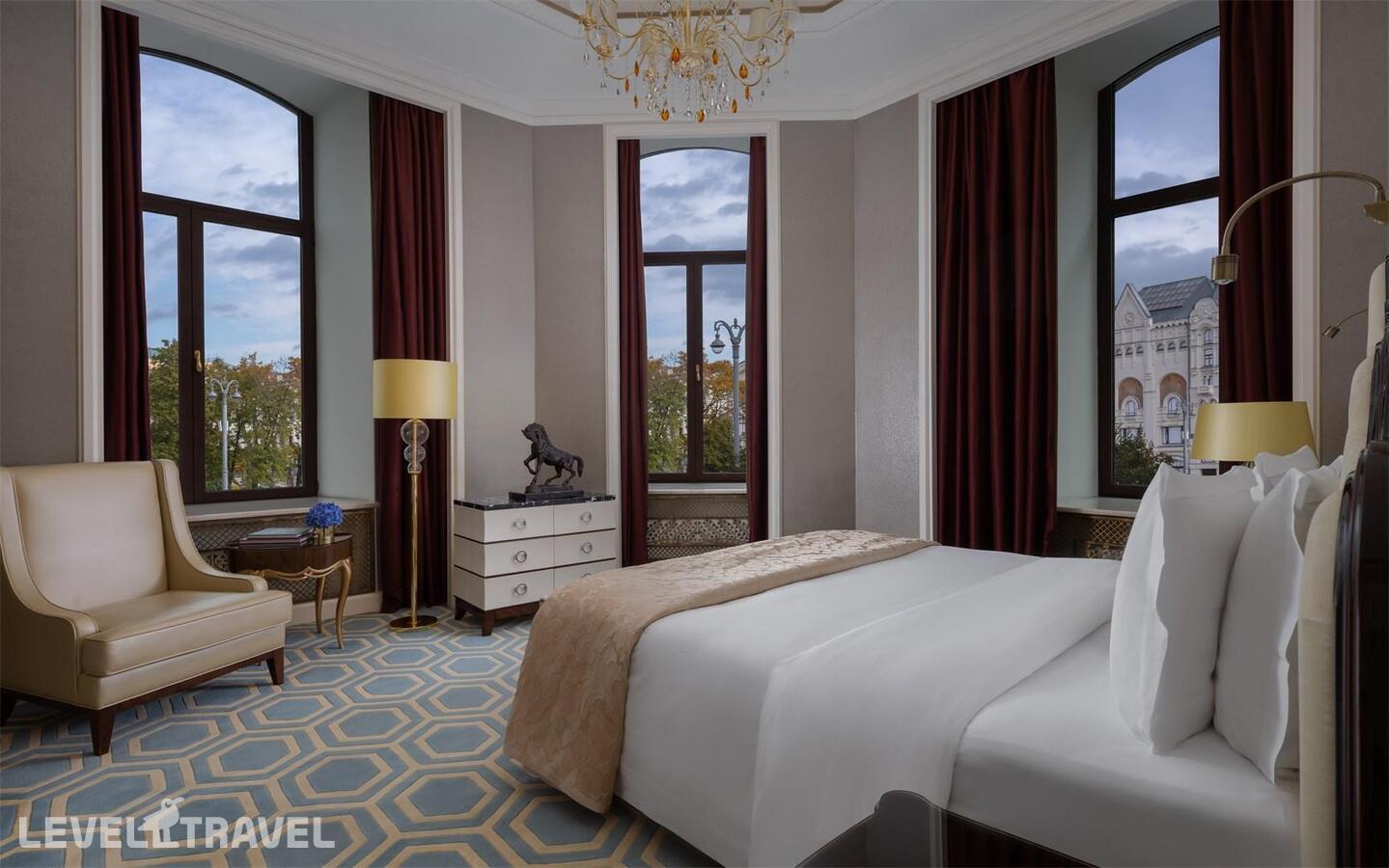фотографии номера Номер люкс Astor отеля The St. Regis Moscow Nikolskaya Hotel в Россия(Центральный административный округ (ЦАО)) - фото №1