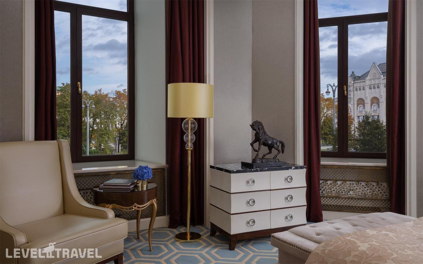фотографии номера Номер люкс Astor отеля The St. Regis Moscow Nikolskaya Hotel в Россия(Центральный административный округ (ЦАО)) - фото №2