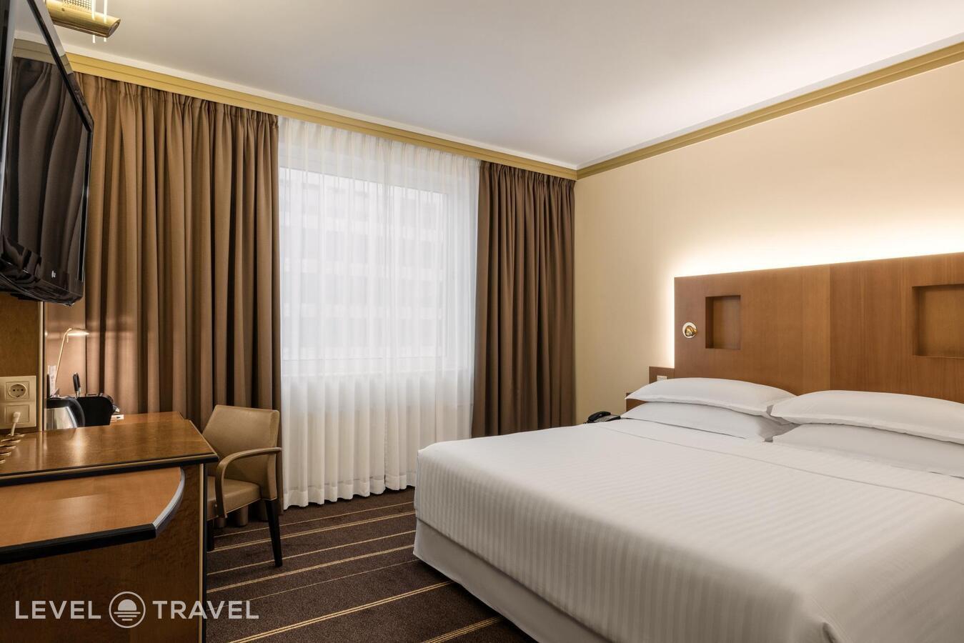 фотографии номера Люкс (2 комнаты) отеля Safmar Palace (Ex. Sheraton Palace Hotel Moscow) в Россия(Центральный административный округ (ЦАО)) - фото №1