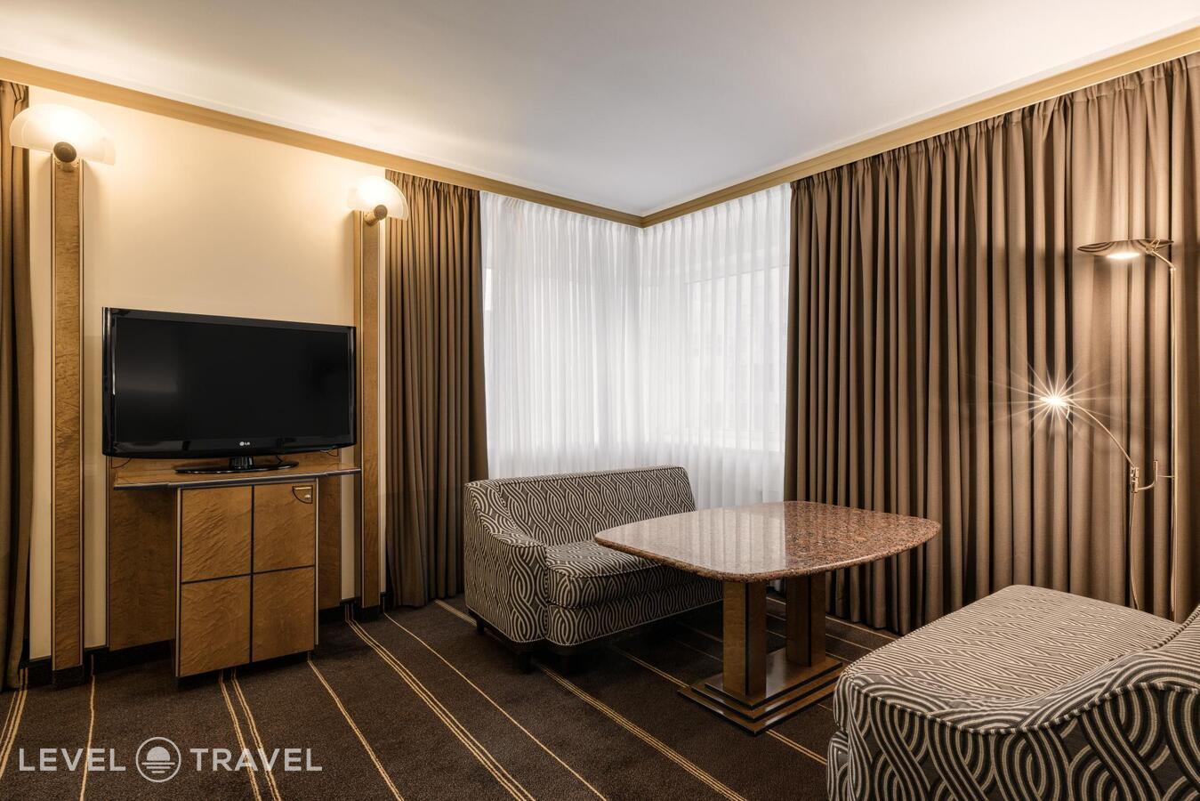 фотографии номера Люкс (2 комнаты) отеля Safmar Palace (Ex. Sheraton Palace Hotel Moscow) в Россия(Центральный административный округ (ЦАО)) - фото №2