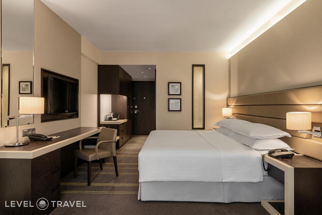 фотографии номера Номер клубный с 1 двуспальной кроватью отеля Safmar Palace (Ex. Sheraton Palace Hotel Moscow) в Россия(Центральный административный округ (ЦАО)) - фото №1