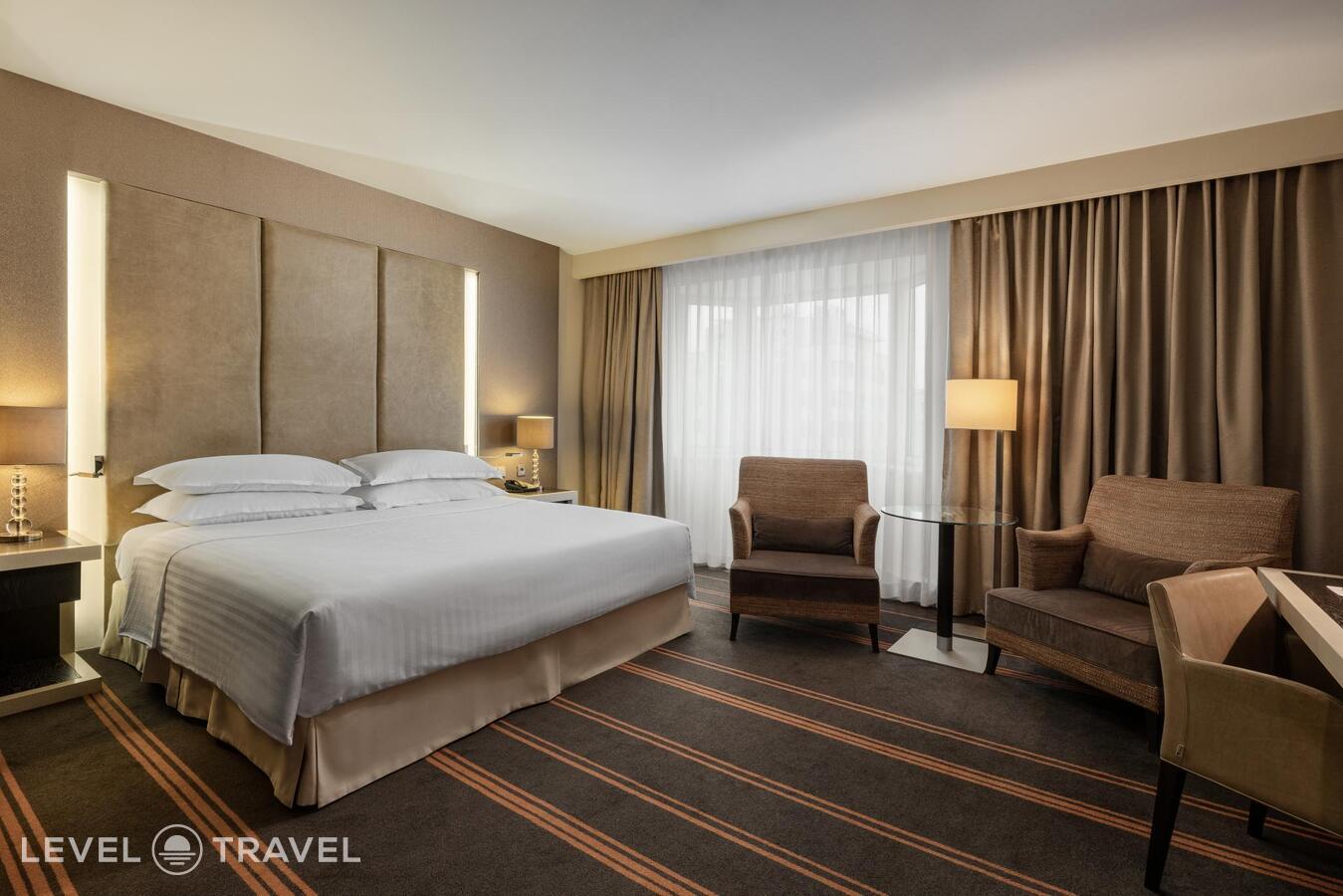 фотографии номера Номер представительский полулюкс отеля Safmar Palace (Ex. Sheraton Palace Hotel Moscow) в Россия(Центральный административный округ (ЦАО)) - фото №1