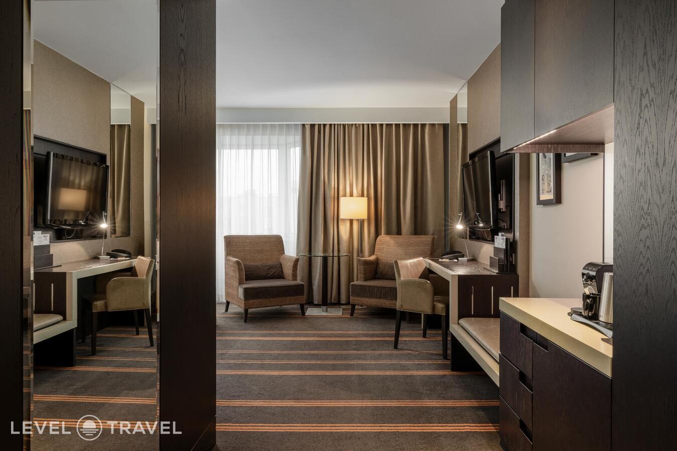 фотографии номера Номер представительский полулюкс отеля Safmar Palace (Ex. Sheraton Palace Hotel Moscow) в Россия(Центральный административный округ (ЦАО)) - фото №4