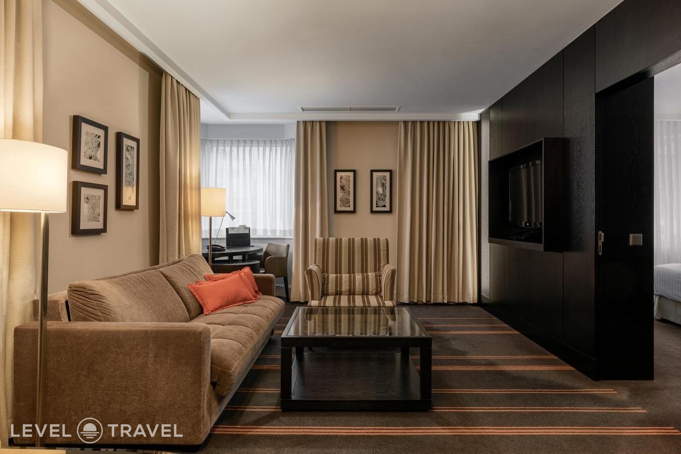 фотографии номера 2-комнатный номер люкс представительский отеля Safmar Palace (Ex. Sheraton Palace Hotel Moscow) в Россия(Центральный административный округ (ЦАО)) - фото №2