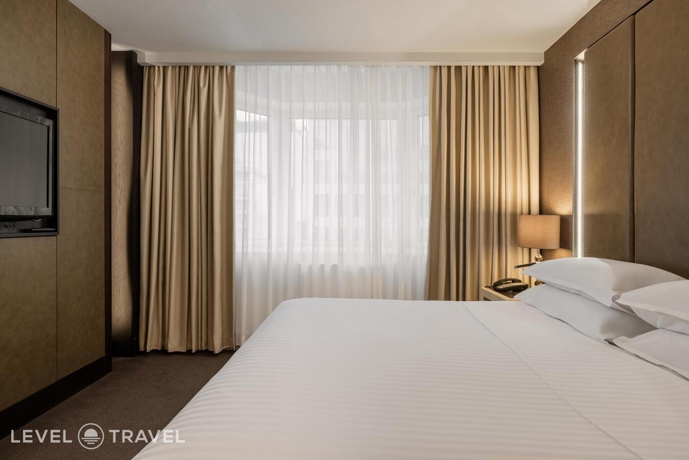фотографии номера 2-комнатный номер люкс представительский отеля Safmar Palace (Ex. Sheraton Palace Hotel Moscow) в Россия(Центральный административный округ (ЦАО)) - фото №1
