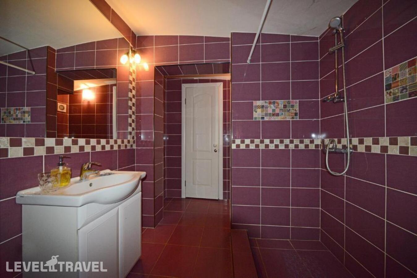 фотографии номера Номер эконом с 1 двуспальной кроватью (цокольный этаж) отеля Сити Комфорт На Арбатской в Россия(Центральный административный округ (ЦАО)) - фото №5