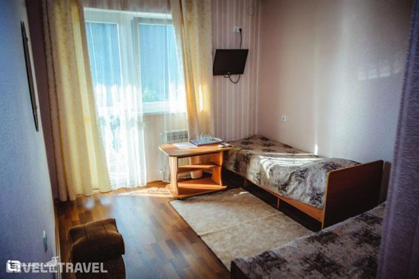 Комната комфорт с 2 односпальными и 1 двуспальной кроватью — фото 7