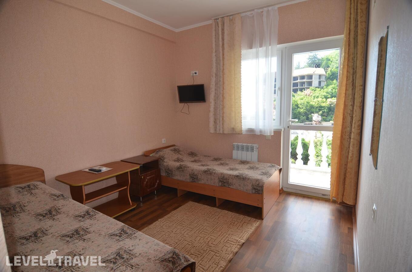 Комната комфорт с 2 односпальными и 1 двуспальной кроватью — фото 4